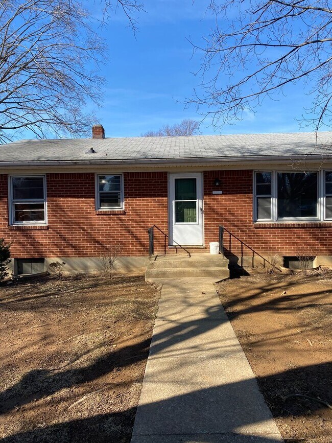 Building Photo - 3 Bedroom, 1 Bath Ranch In Roanoke County