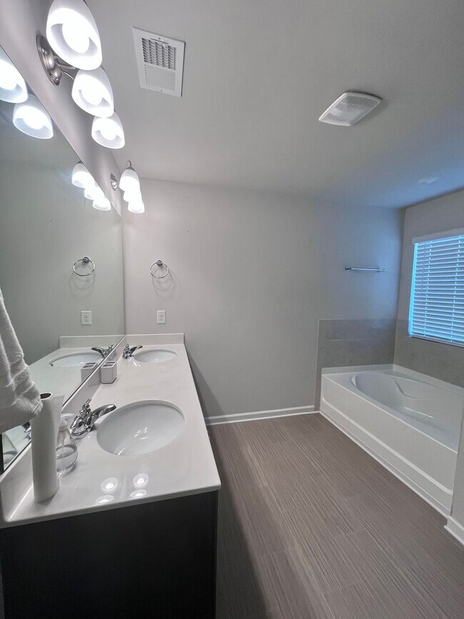 Building Photo - Nice home in Atlanta Area