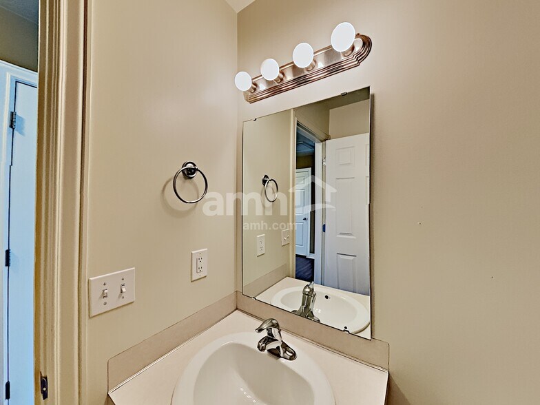 Building Photo - 2216 S 2685 W