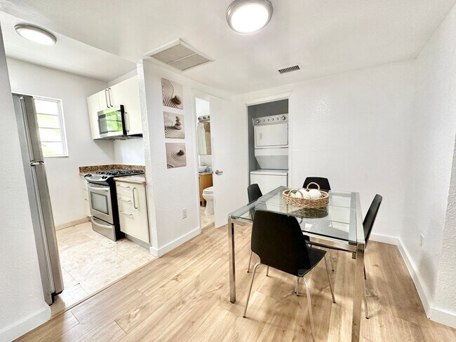 Building Photo - LARGE 1 BEDROOM FULLY FURNISHED IN WATERFR...