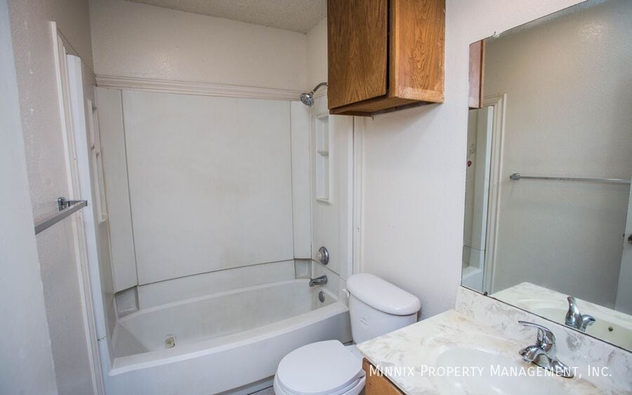 Building Photo - 8208 Vernon Ave