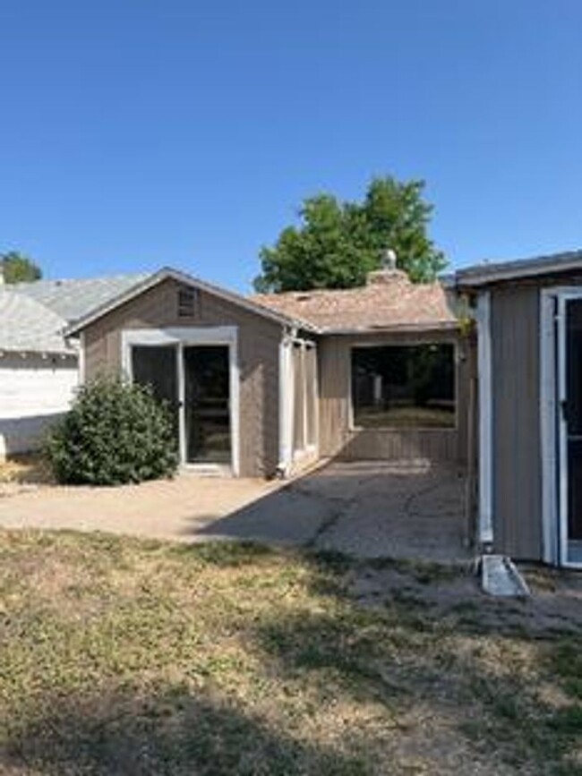 Building Photo - STUDENTS WELCOME! Spacious Ranch Home Acro...