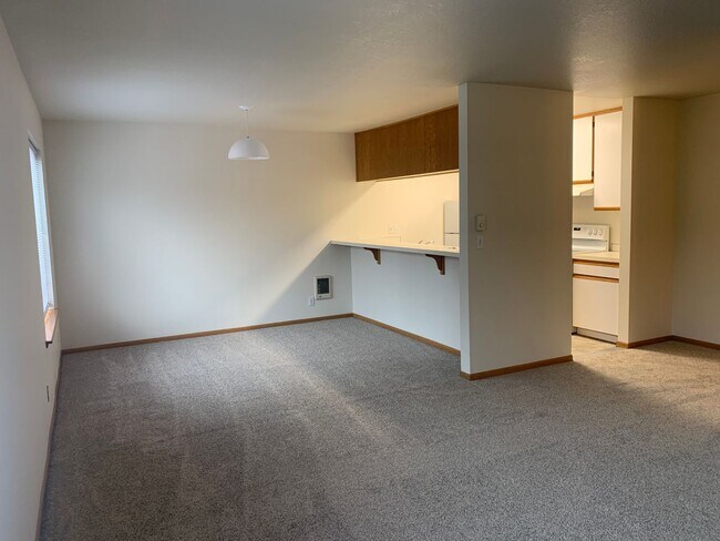 Building Photo - NE Bend Apartment Available 6/15