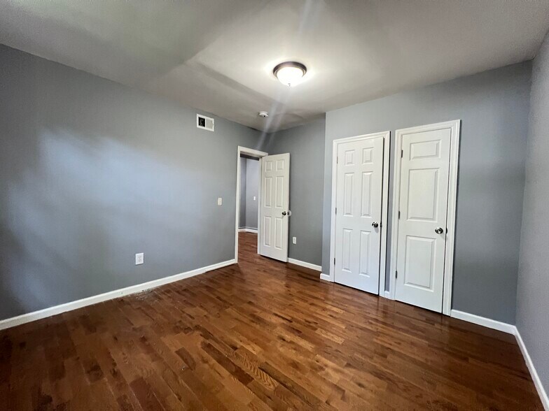 Unit 4 - 300 Lyons Ave