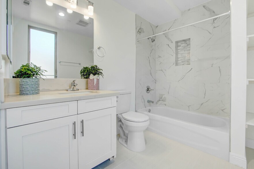 Building Photo - 11753 Iowa Ave