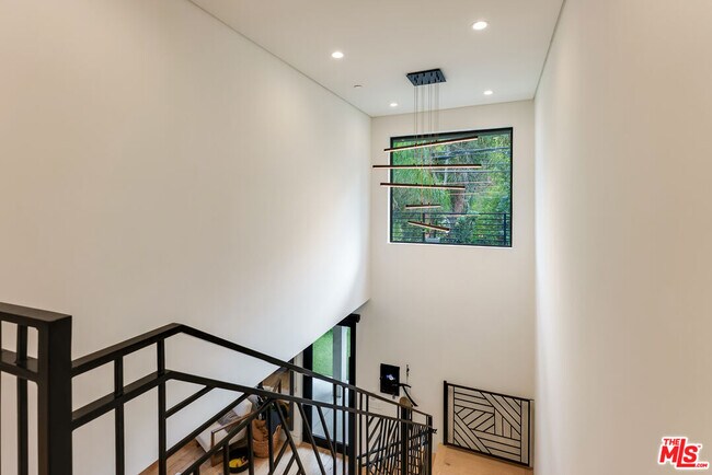 Building Photo - 18589 Linnet St