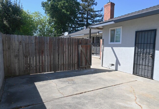Building Photo - 2360 53rd Ave