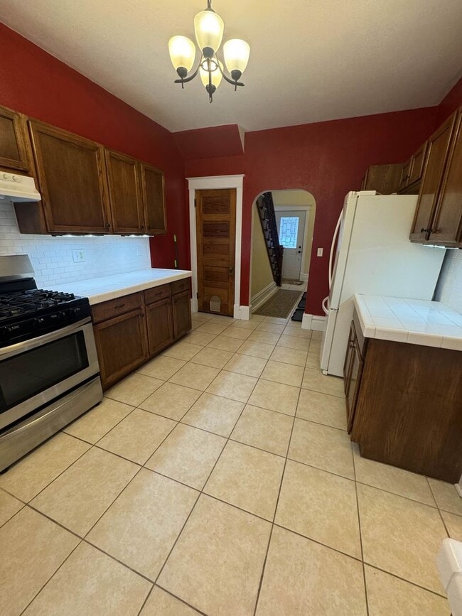 Building Photo - 3 Bedroom Freshly Renovated Family Home in Houghton