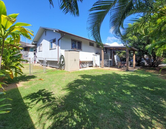 Building Photo - 3BR / 2Bath / 3Pkg - Home in Aiea!