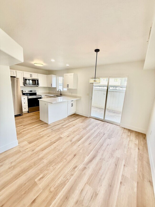 Building Photo - Remodeled 3-BR Lexington Townhome - End Unit