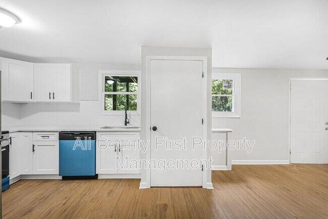 Building Photo - 2845 3rd Ave SW