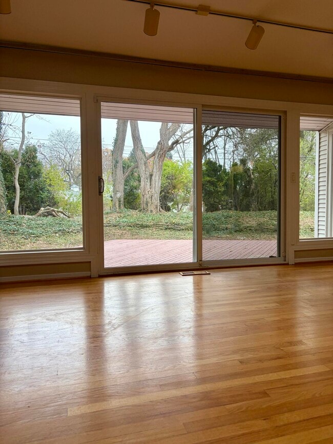 Building Photo - 6493 Thorncrest Dr