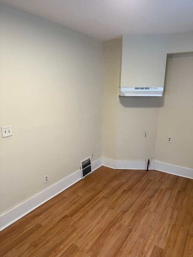 Building Photo - 3 bedrooms & 1 bath Colonial home