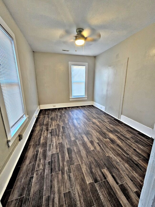 Building Photo - 613 3rd Ave SW