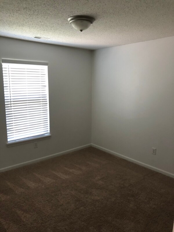 Building Photo - 137 Broadmoor Bend