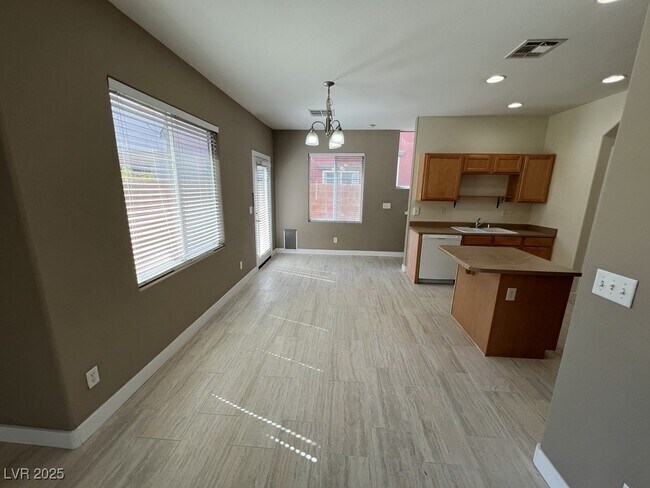 Building Photo - 733 Easter Lily Pl