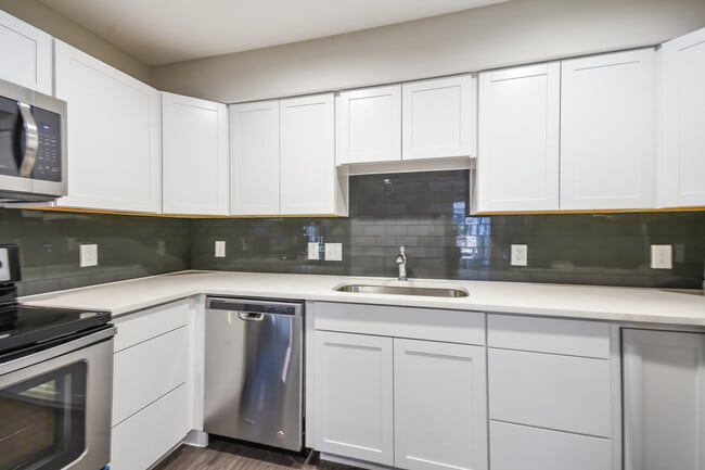 Building Photo - Available: remodeled 1 bed / 1 bath with luxury amenities