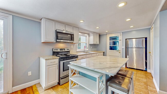 Building Photo - 72 Woodycrest Dr