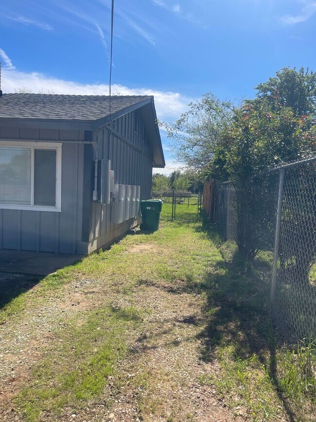 Building Photo - CUTE 3 BED 2 BATH IN COTTONWWOOD, CA