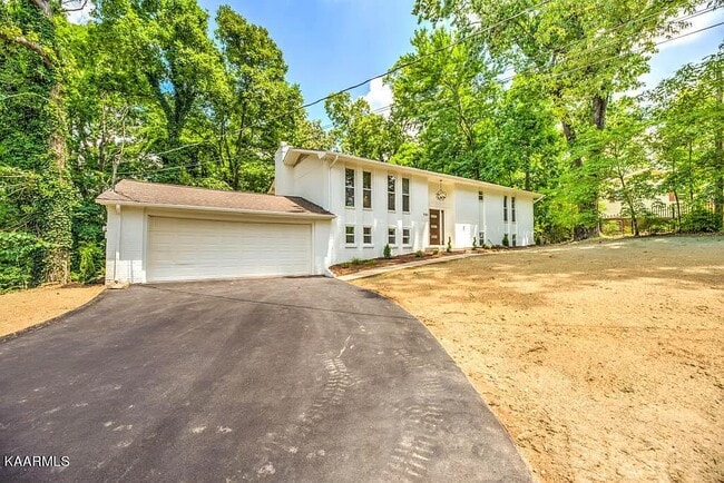 Building Photo - 1140 Park Hill Cir