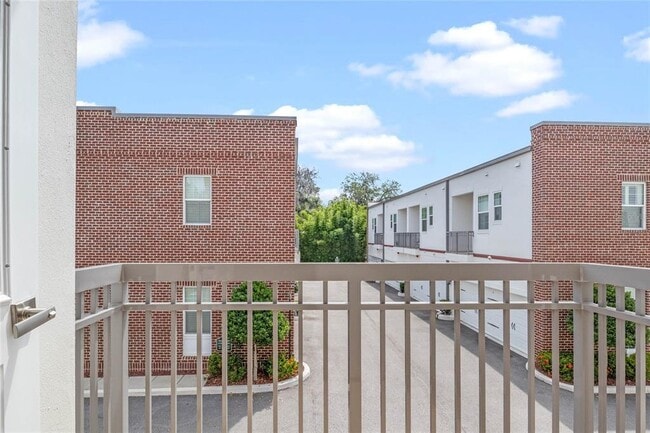 Building Photo - 145 S Park Ave