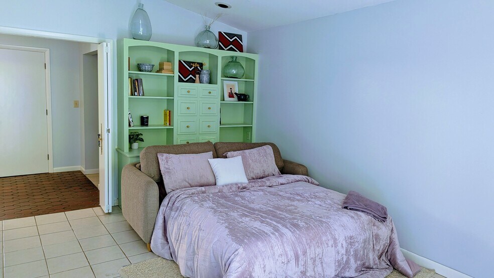 Building Photo - 550 Valewood Ln