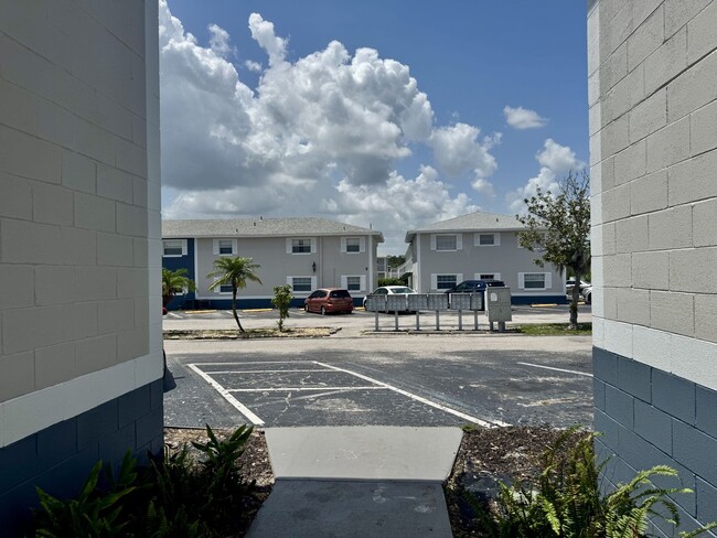 Building Photo - 1 Bed/1 Bath, Ground Floor Condo in Palms ...