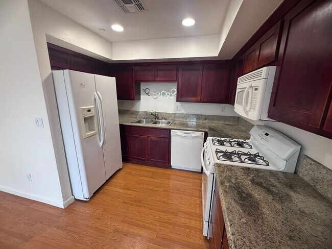 Building Photo - 2 Bedroom 2 Bathroom Home in West Sac