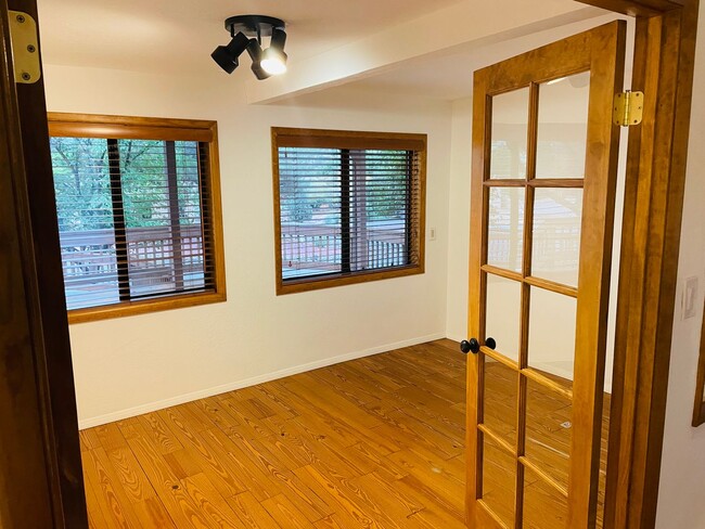 Building Photo - Village of Oak Creek