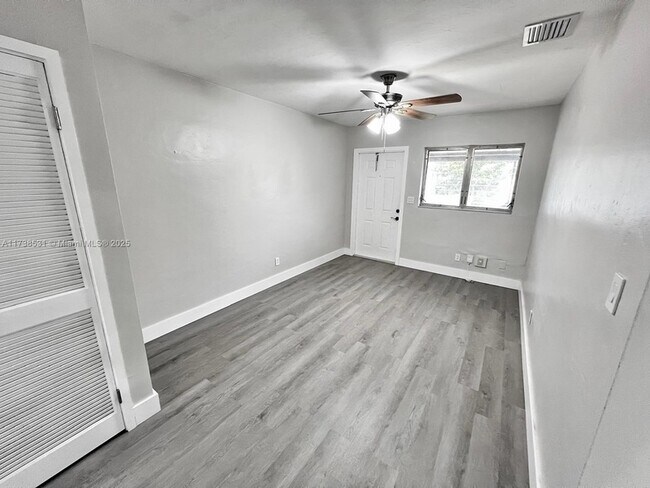 Building Photo - 226 SW 6th St