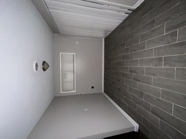 Building Photo - 333 Delta Rd