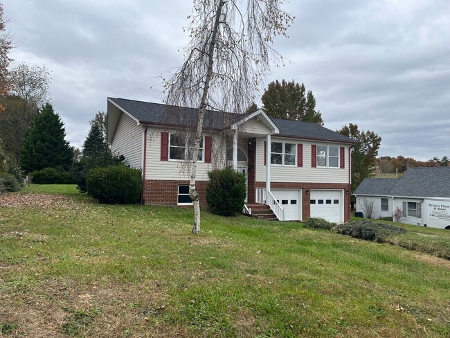 Building Photo - Spacious House In Christiansburg