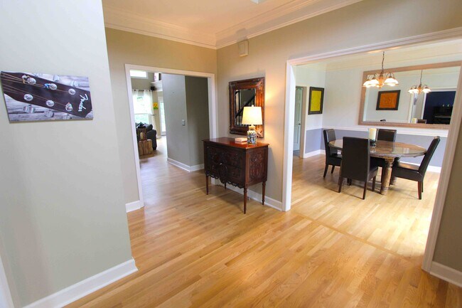 Building Photo - 5711 Chadwick Ln