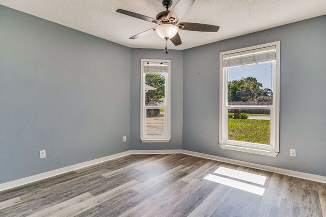 Building Photo - Welcome to your dream home! This stunning 4-bedroom, 3-bathroom residence is perfectly situated n...