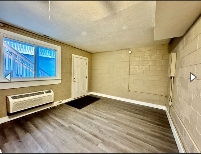 Building Photo - Studio Apt All Utilities Included!