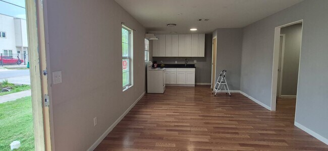 Building Photo - 9307 Coffee St