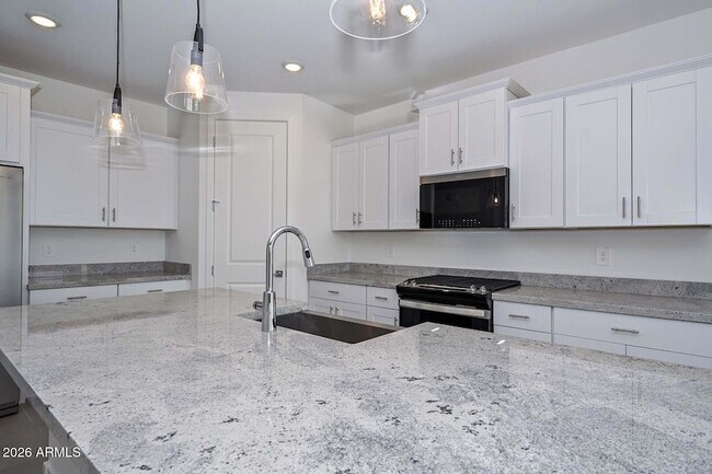 Building Photo - 16004 W Honeysuckle Dr