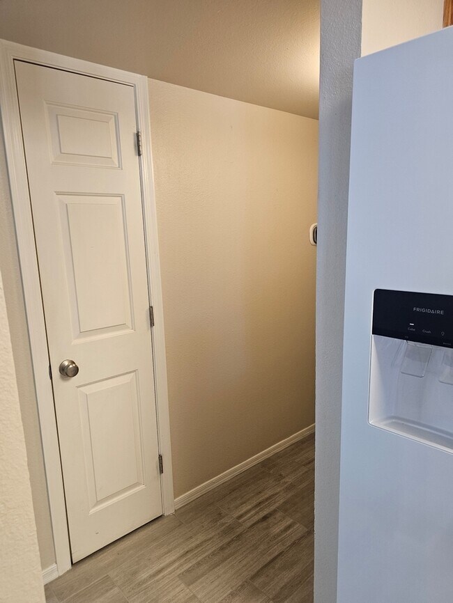 Building Photo - Great 3/2 in NE Phoenix with brand new flo...