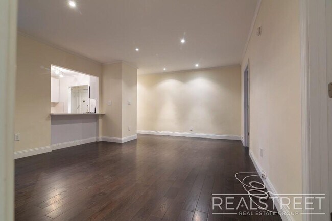 Building Photo - 2 Bed In Prime Brooklyn Heights