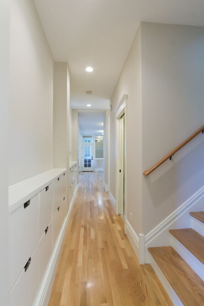 Building Photo - 6bd/3.75ba Seattle Home
