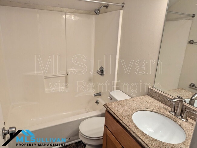 Building Photo - 4101-4105 Oaks Dr