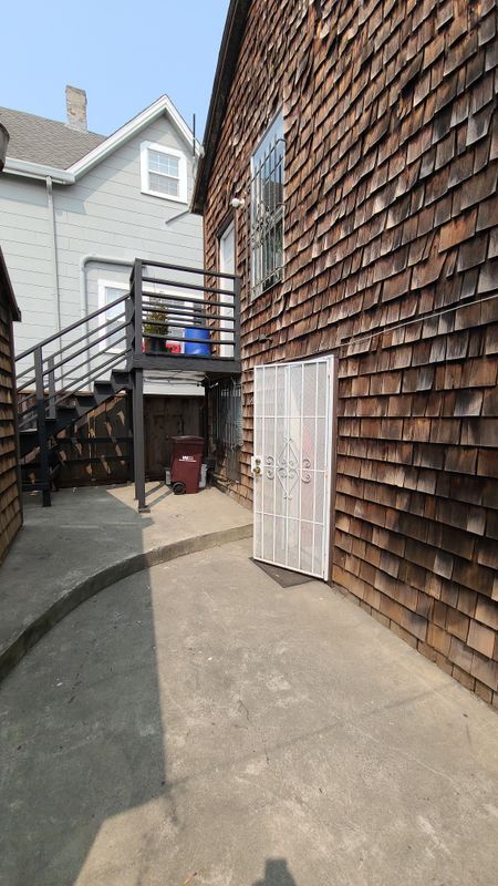 Building Photo - 2025 E 20th St