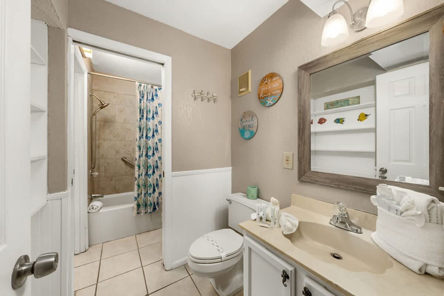 Building Photo - 8743 Thomas Dr