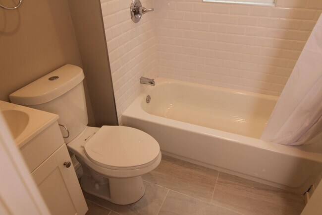 Building Photo - 1649 Pratt St