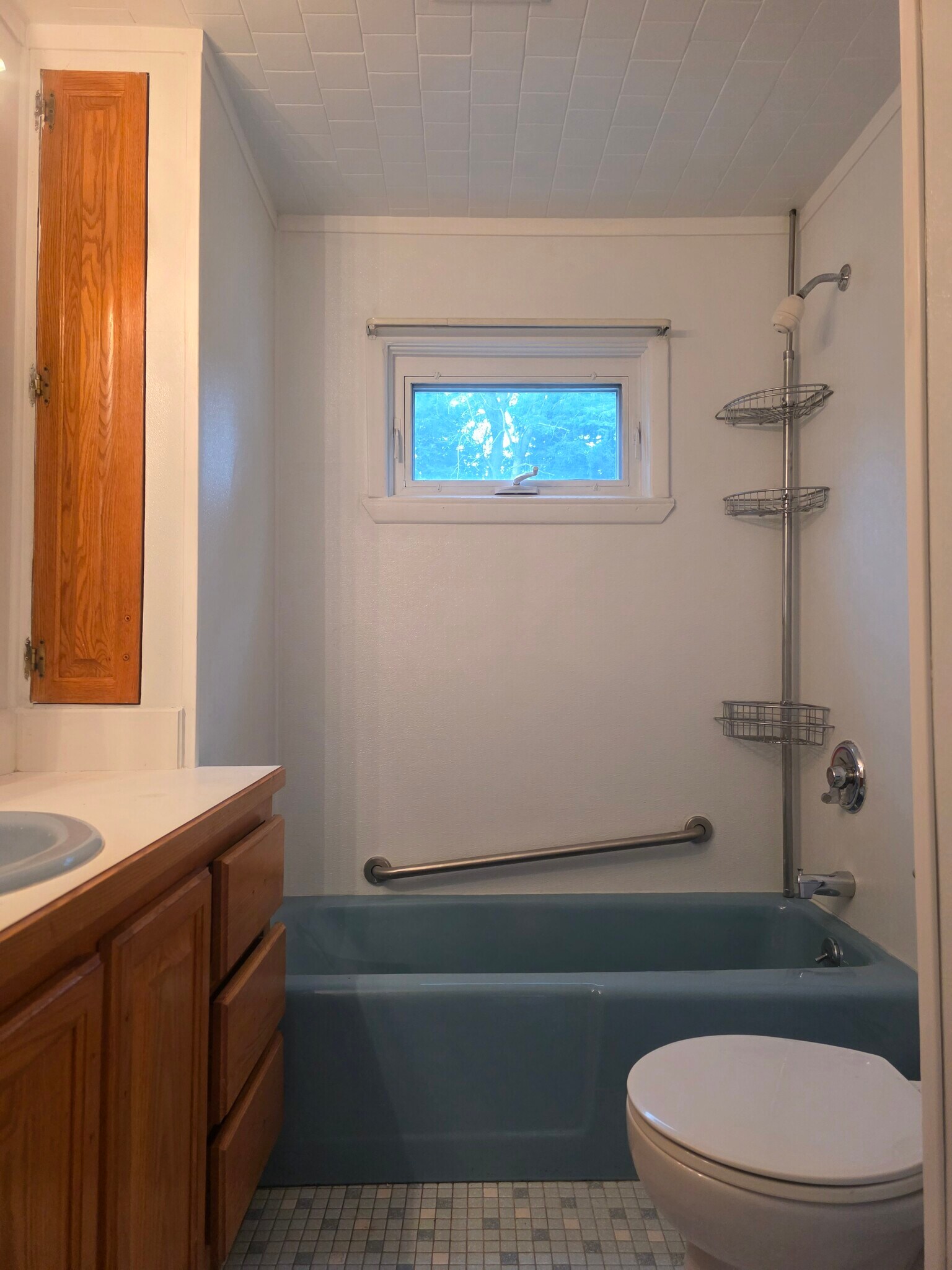 Unit 1 bathroom - 63 Oak St