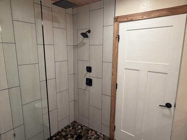 Building Photo - 7429 W Evans Creek Rd