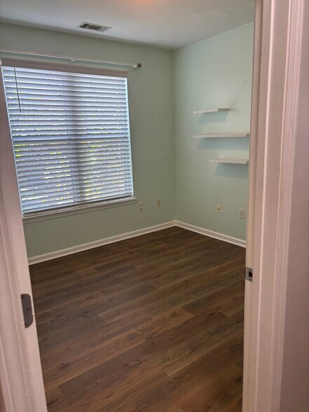 Building Photo - 100 Bucksley Ln