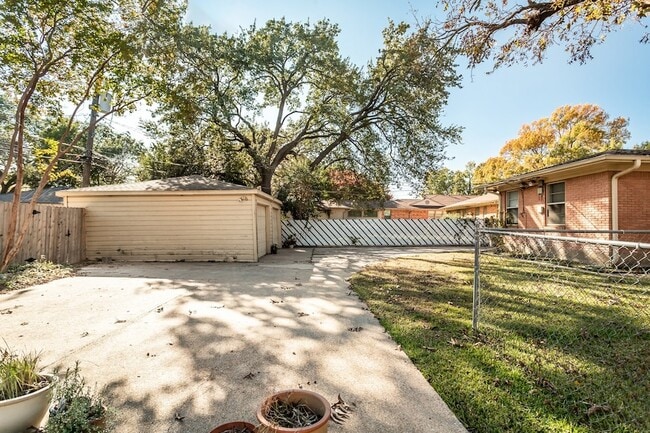 Building Photo - 6556 St Moritz Ave