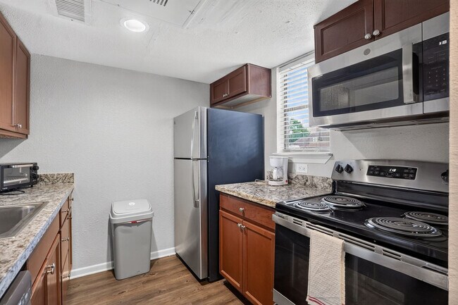 Building Photo - 5550 Folsom Dr