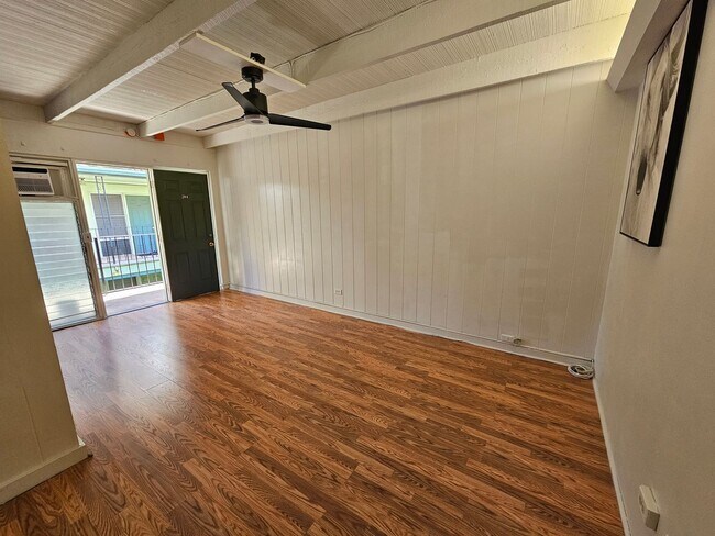 Building Photo - Walkup Studio in Waikiki